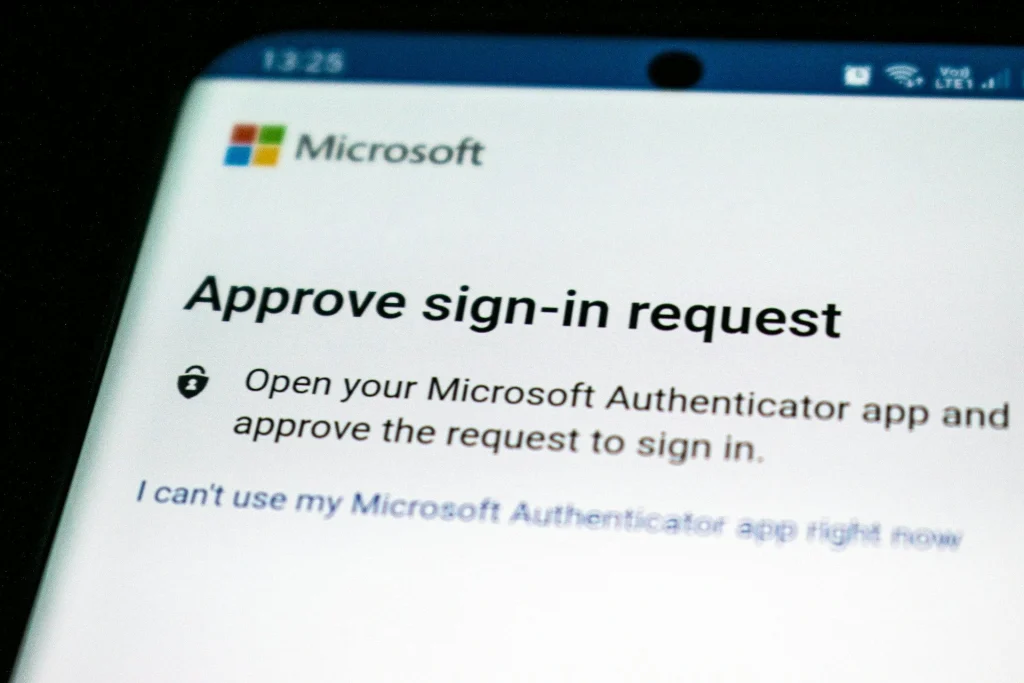 Auf dem Bildschirm eines Smartphones wird eine Microsoft-Eingabeaufforderung angezeigt, in der der Benutzer aufgefordert wird, eine Anmeldeanforderung mit der Microsoft Authenticator-App zu bestätigen. Die Zeit auf dem Telefon ist 13:25 Uhr.